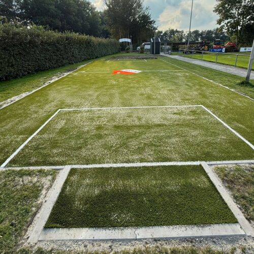 Kunstgras speelvloeren 110 SKWshop installeert kunstgras speelvelden met perfecte speeltechnische eigenschappen zoals balstuit, balrol en rotatiegrip.